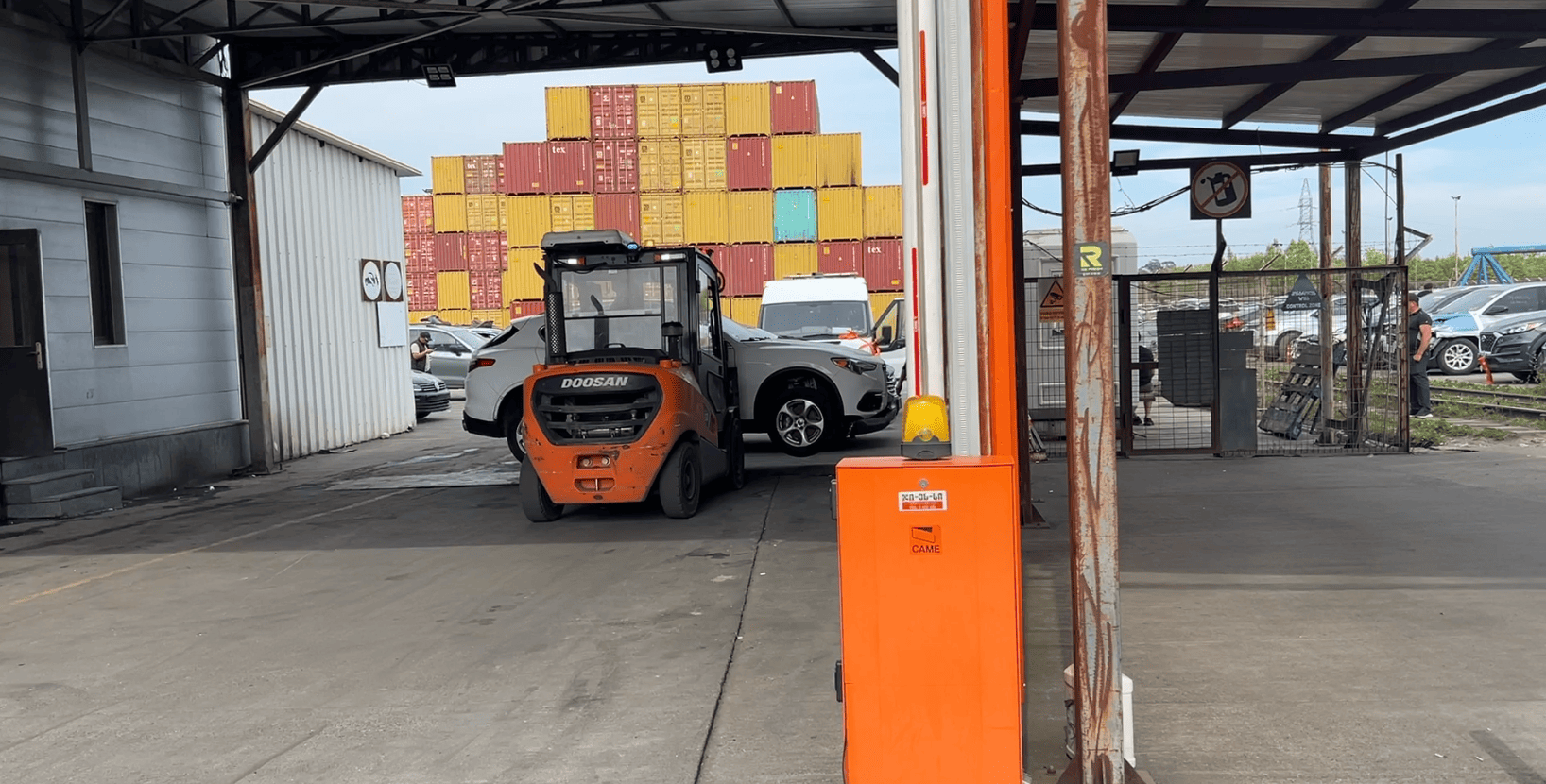 Погрузка авто на эвакуатор в Поти